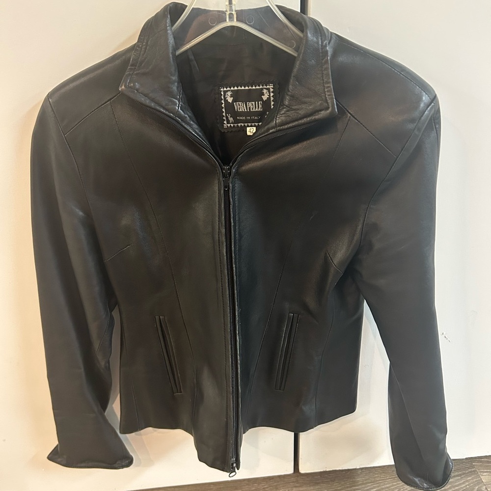 Vera Pelle Sleek Black Leather Jacket for Women